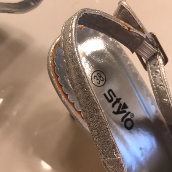 Silver Heels - Picture 6 of 6